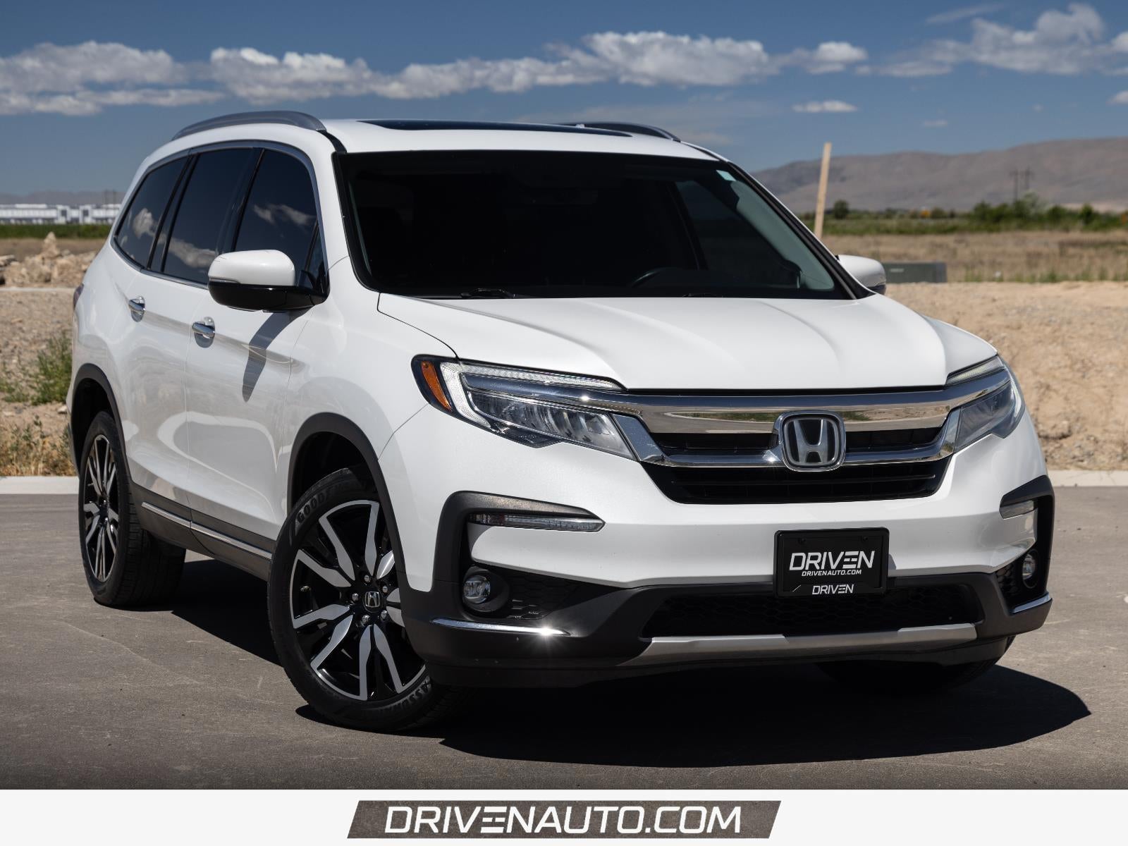 2021 Honda Pilot Touring w/Rear Captain's Chairs