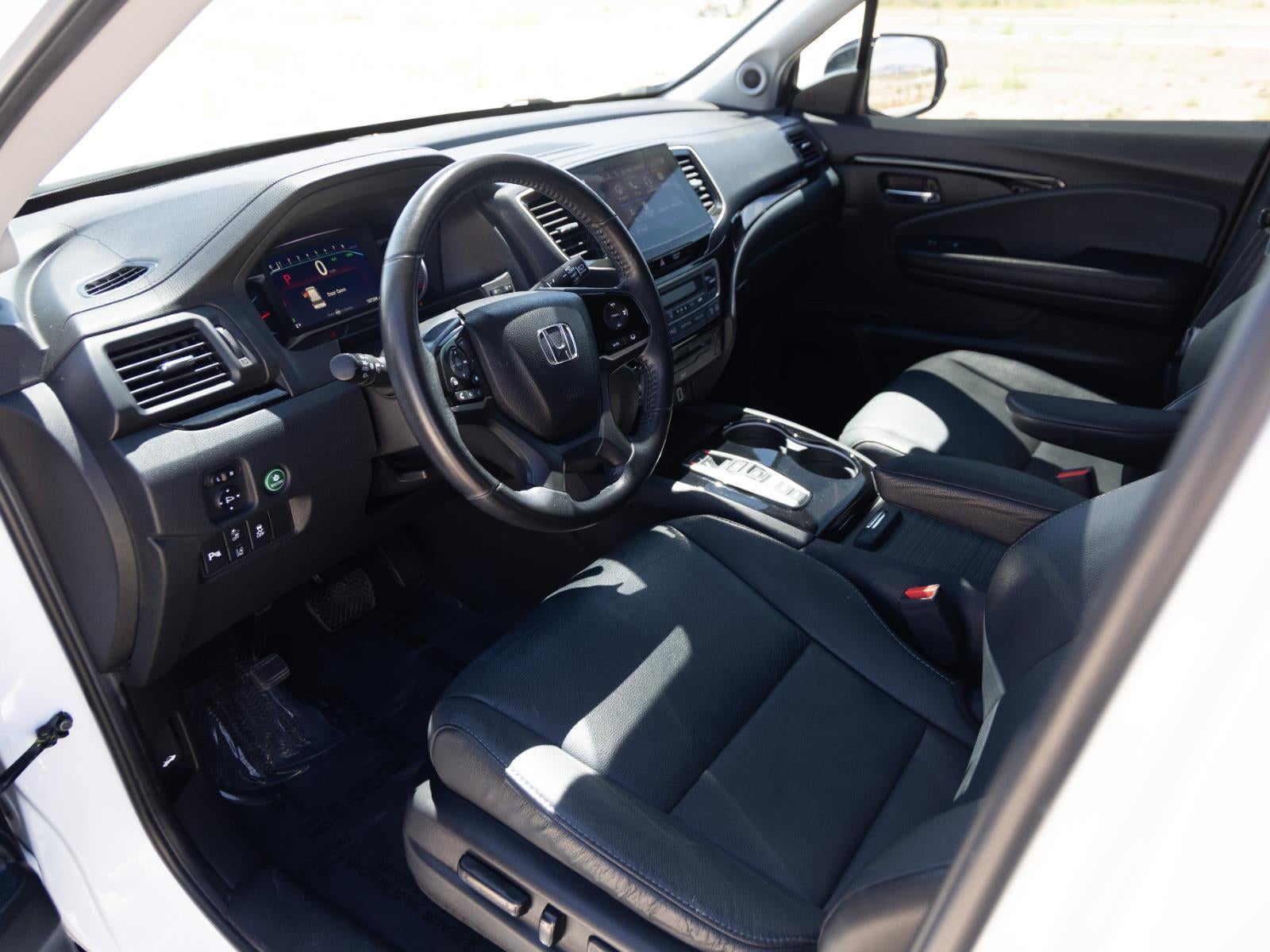2021 Honda Pilot Touring w/Rear Captain's Chairs