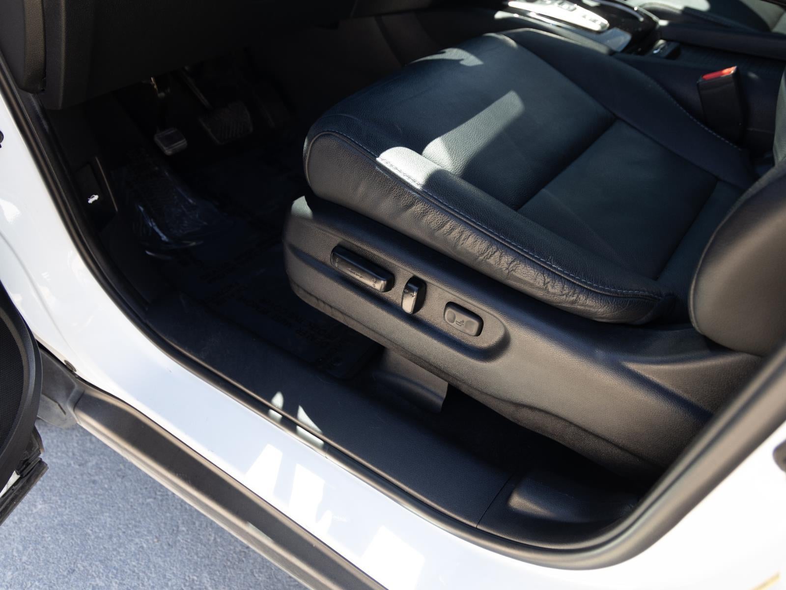 2021 Honda Pilot Touring w/Rear Captain's Chairs