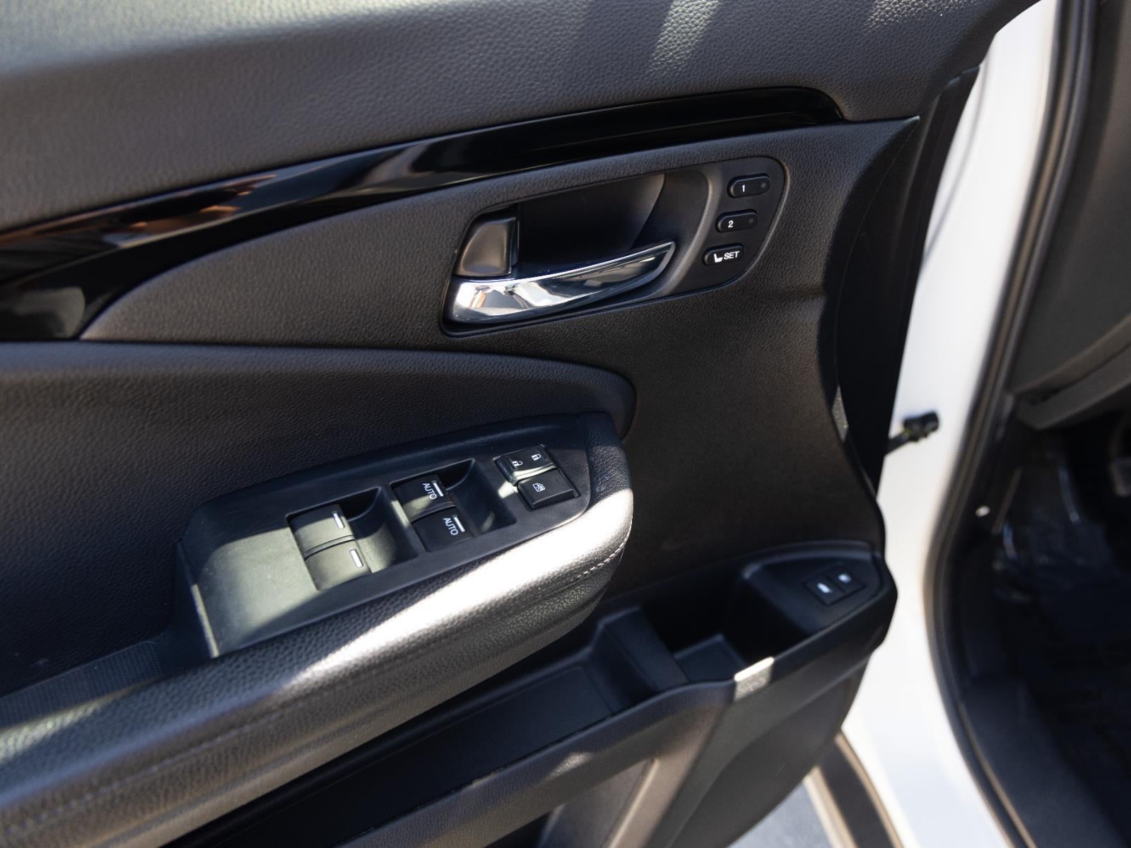 2021 Honda Pilot Touring w/Rear Captain's Chairs