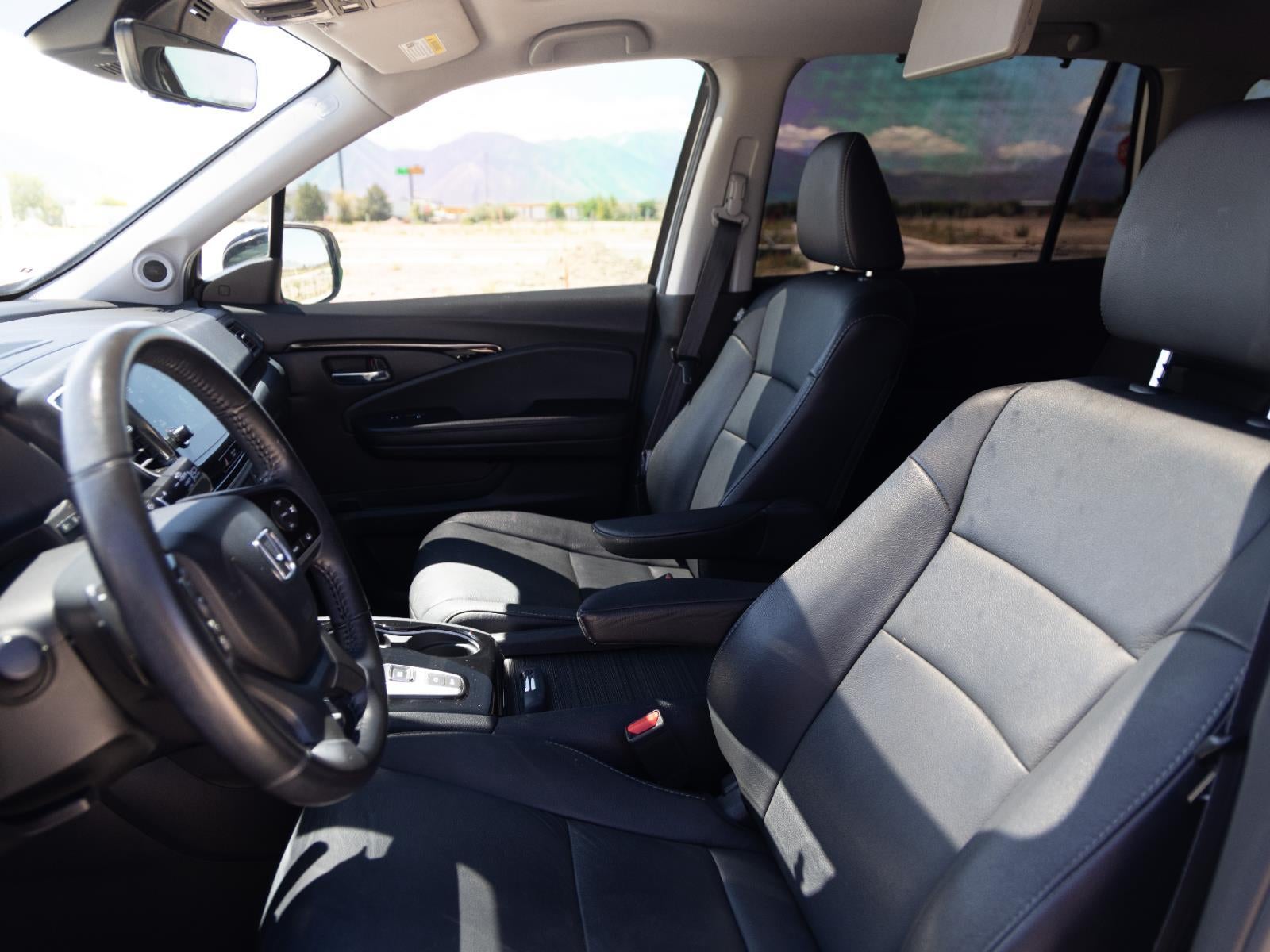 2021 Honda Pilot Touring w/Rear Captain's Chairs