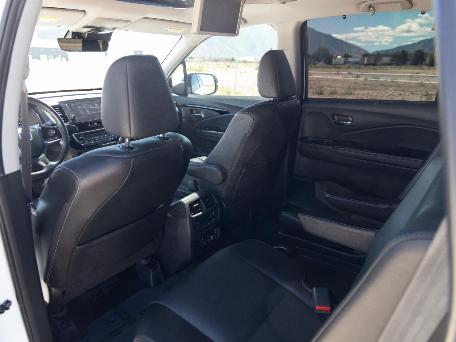 2021 Honda Pilot Touring w/Rear Captain's Chairs