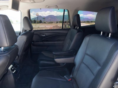 2021 Honda Pilot Touring w/Rear Captain's Chairs