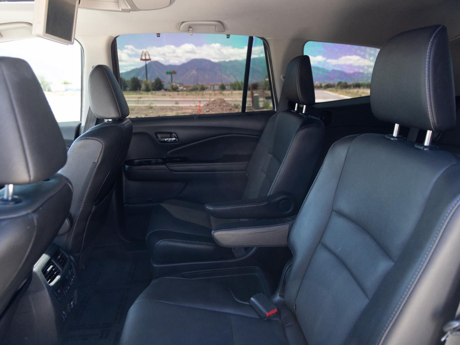 2021 Honda Pilot Touring w/Rear Captain's Chairs