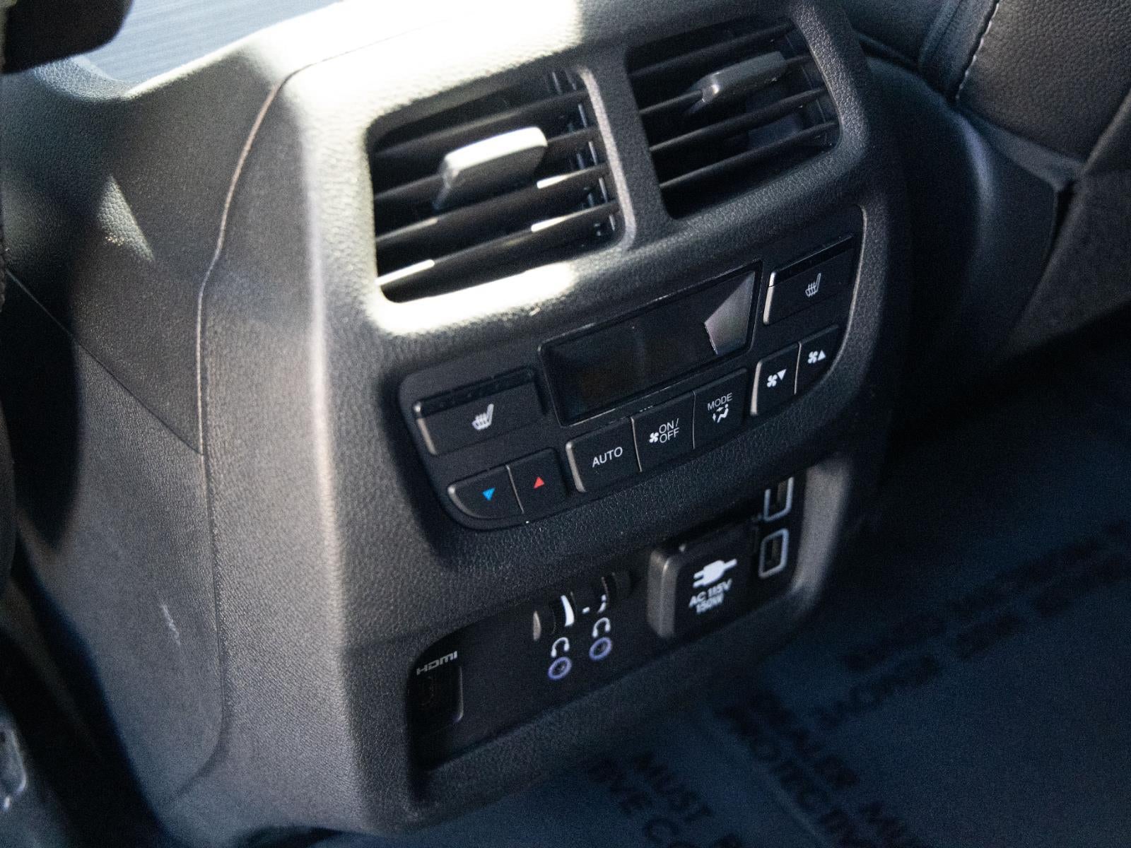 2021 Honda Pilot Touring w/Rear Captain's Chairs