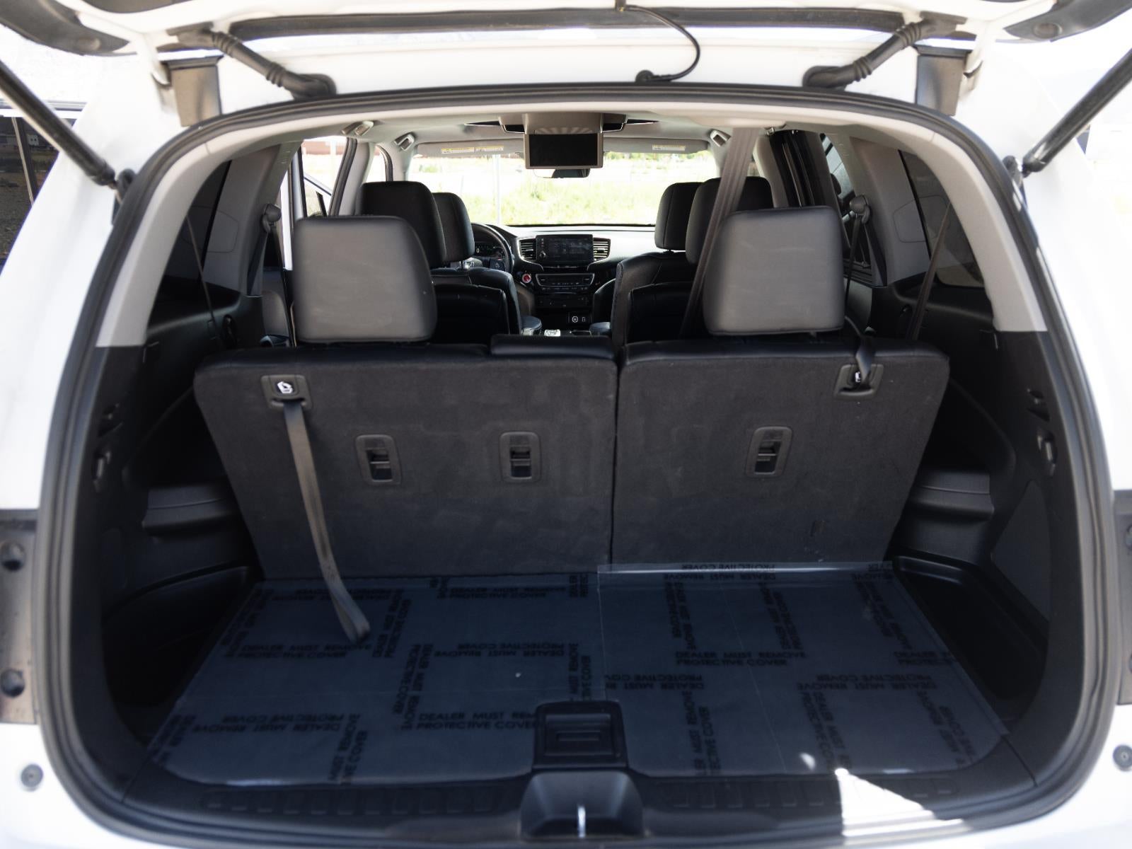 2021 Honda Pilot Touring w/Rear Captain's Chairs