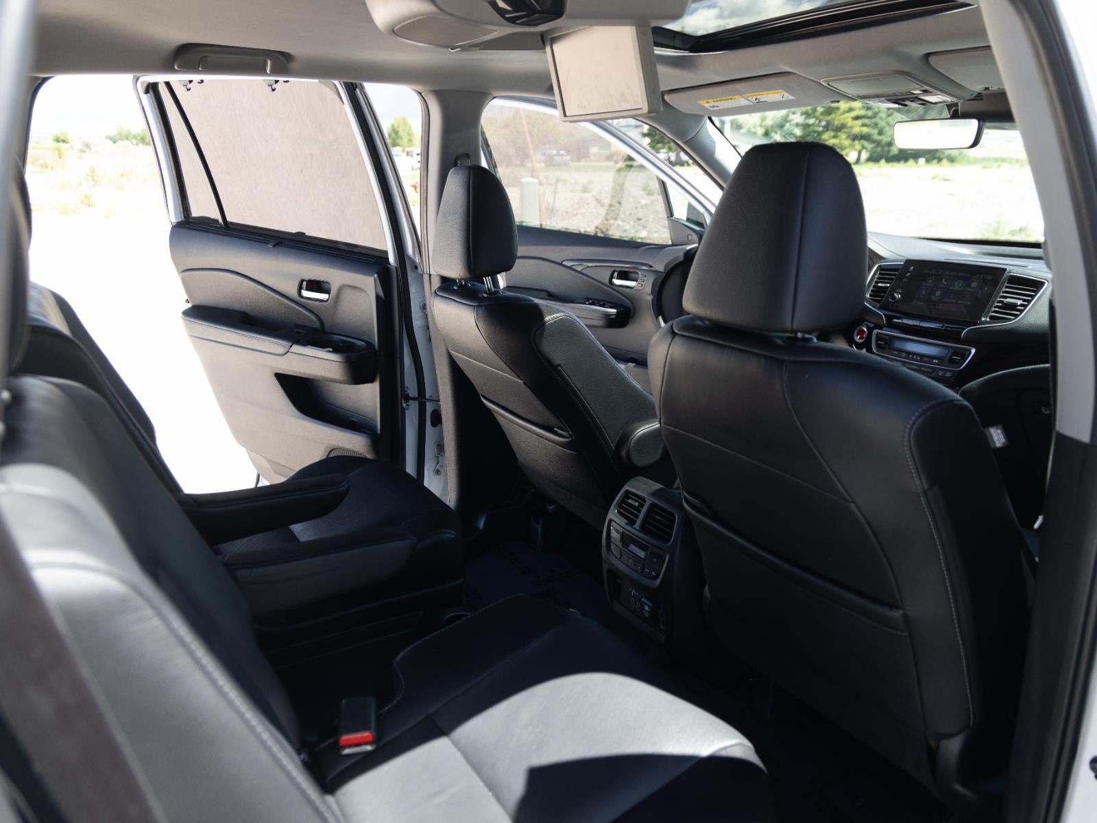 2021 Honda Pilot Touring w/Rear Captain's Chairs