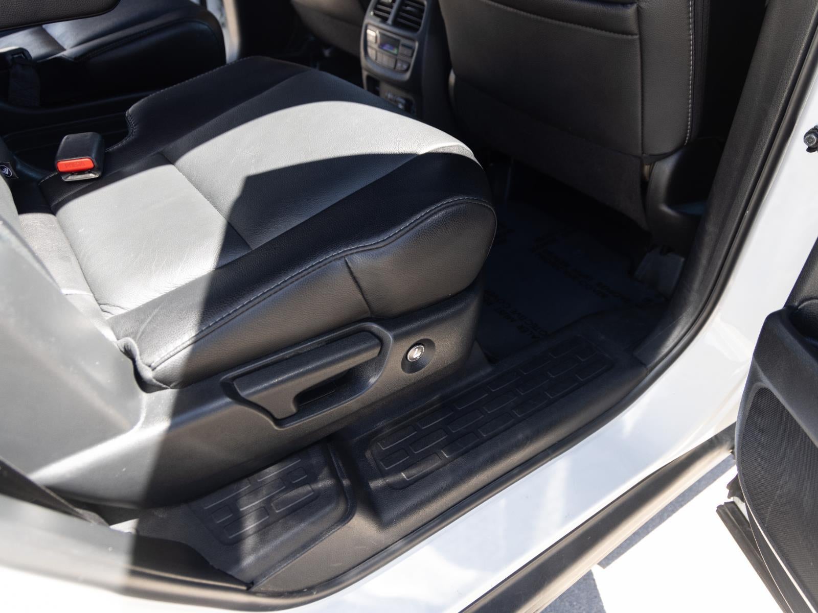 2021 Honda Pilot Touring w/Rear Captain's Chairs
