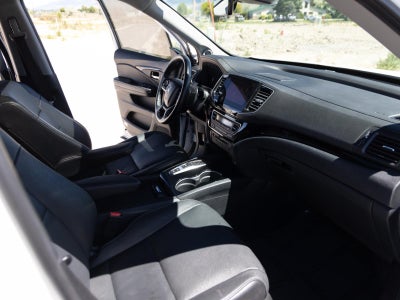2021 Honda Pilot Touring w/Rear Captain's Chairs