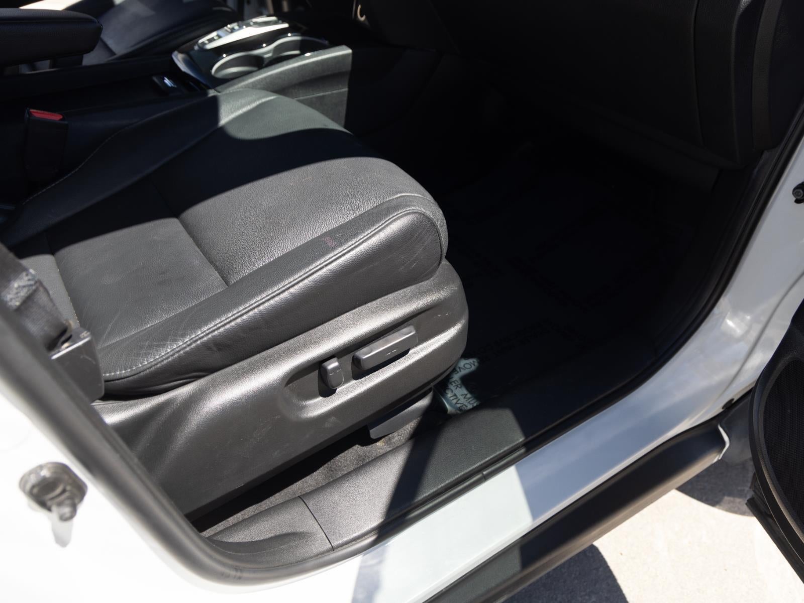 2021 Honda Pilot Touring w/Rear Captain's Chairs