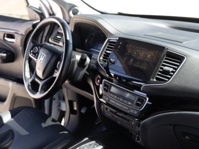 2021 Honda Pilot Touring w/Rear Captain's Chairs