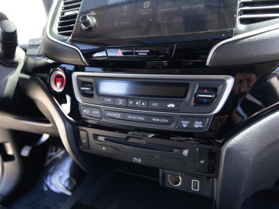 2021 Honda Pilot Touring w/Rear Captain's Chairs
