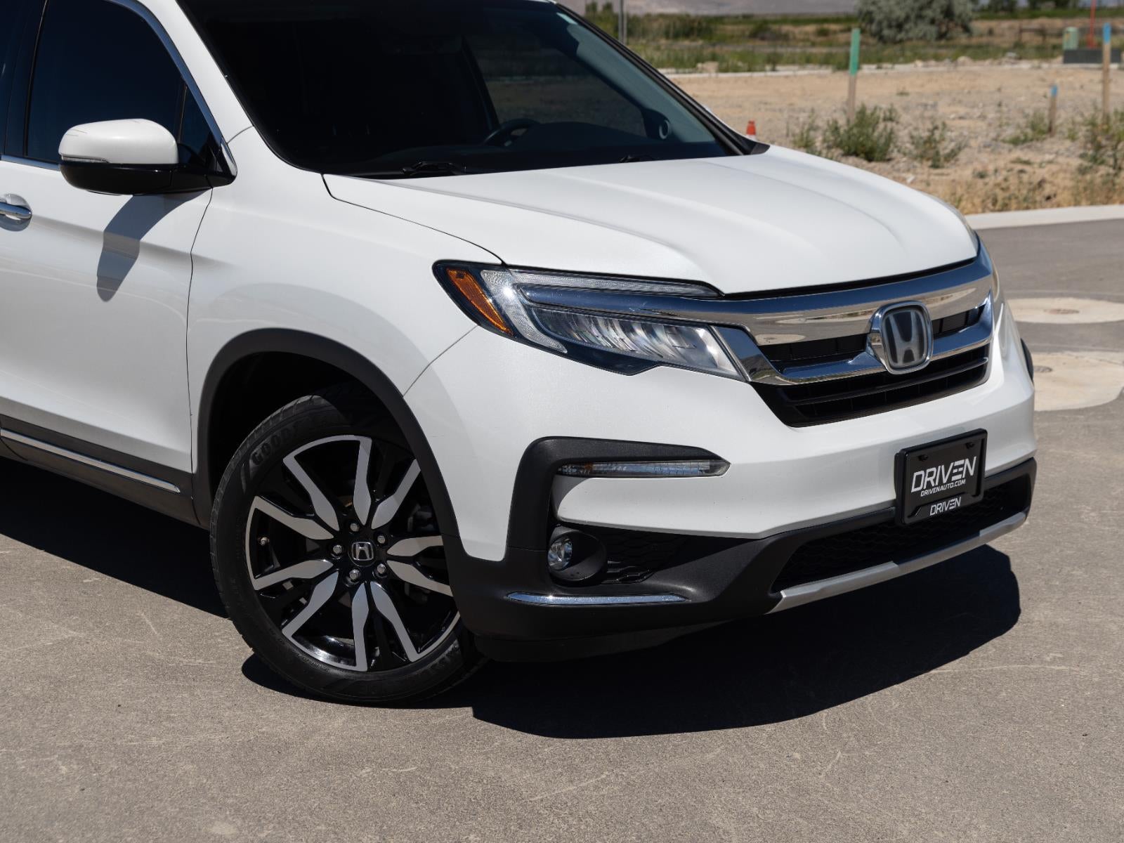 2021 Honda Pilot Touring w/Rear Captain's Chairs