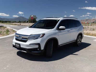 2021 Honda Pilot Touring w/Rear Captain's Chairs