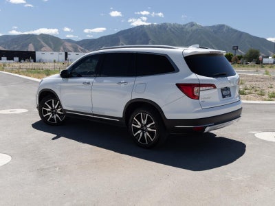 2021 Honda Pilot Touring w/Rear Captain's Chairs