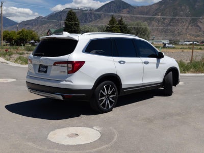 2021 Honda Pilot Touring w/Rear Captain's Chairs