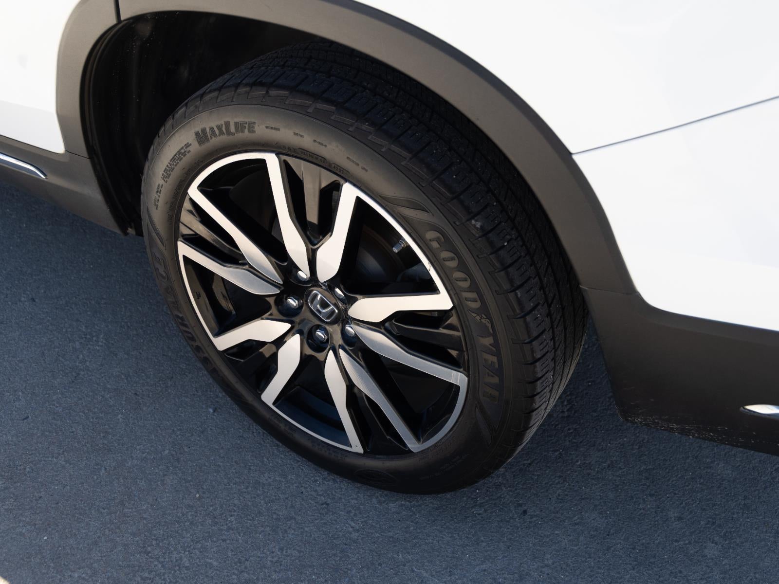 2021 Honda Pilot Touring w/Rear Captain's Chairs
