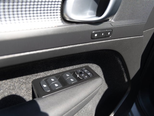 2022 Volvo XC40 R-Design