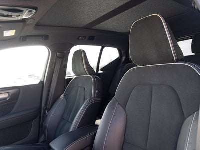 2022 Volvo XC40 R-Design