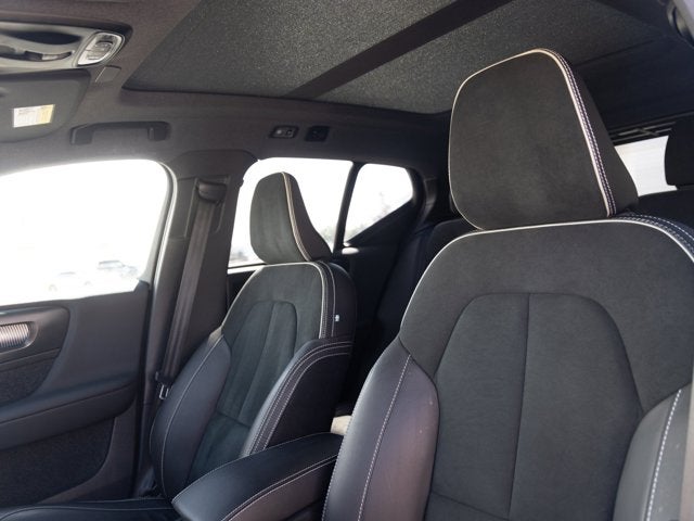 2022 Volvo XC40 R-Design