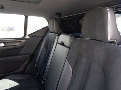 2022 Volvo XC40 R-Design